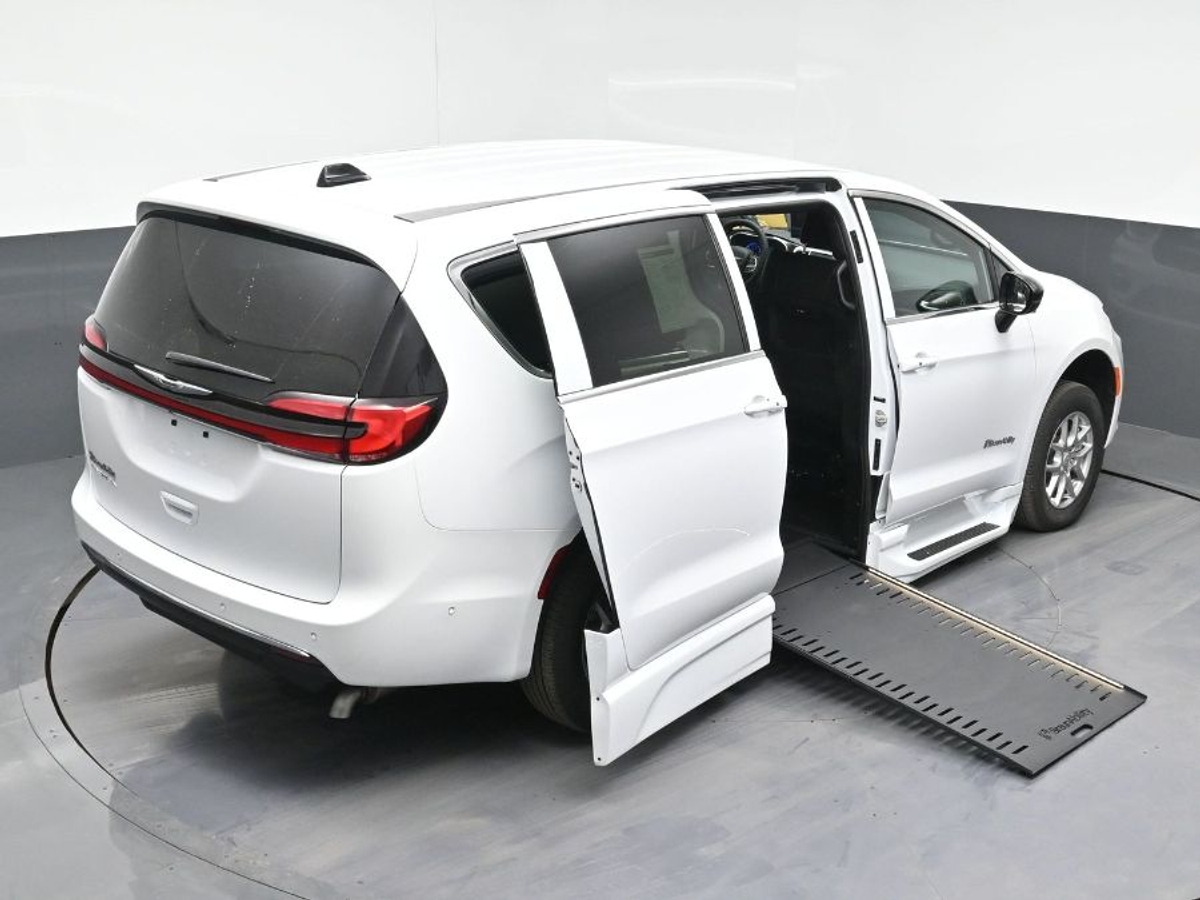 White Chrysler Pacifica image number 25