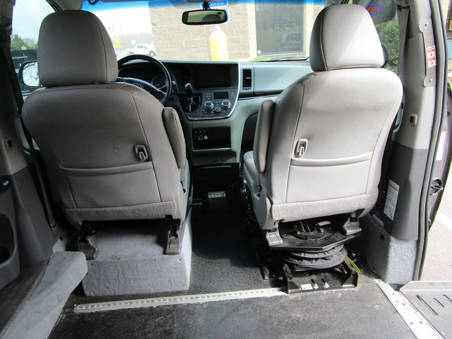 Grey Toyota Sienna image number 7