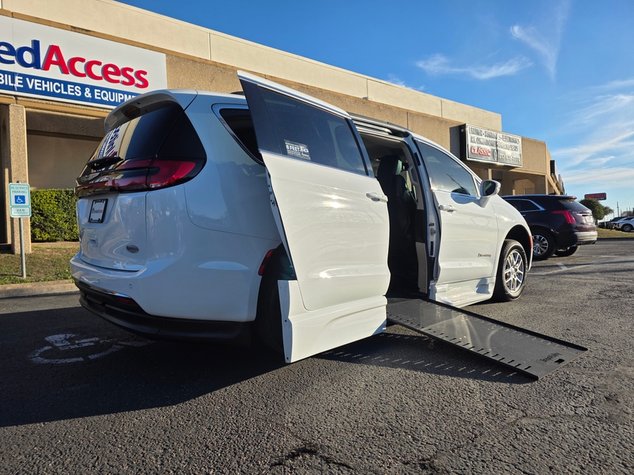 Used 2022 Chrysler Pacifica Touring L - BraunAbility Side Entry Entry In Floor Automatic Ramp