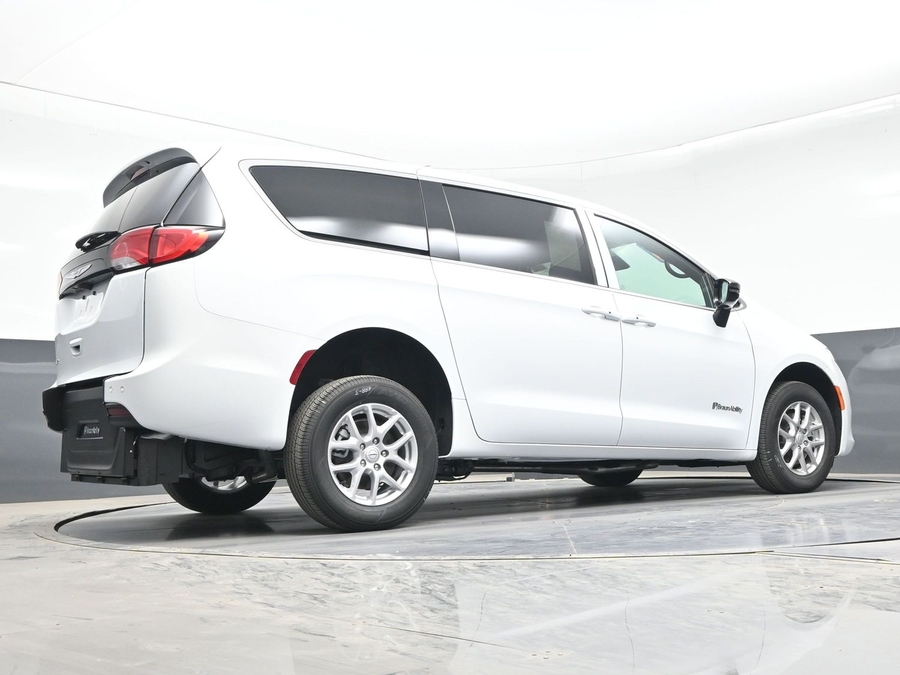 White Chrysler Voyager image number 20