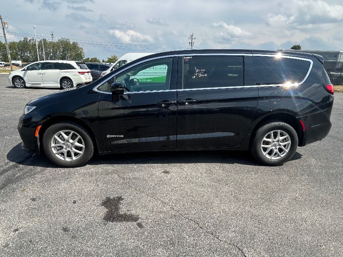 Black Chrysler Pacifica image number 4