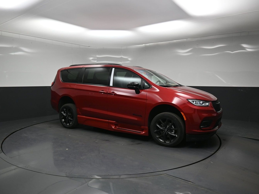 Red Chrysler Pacifica image number 15