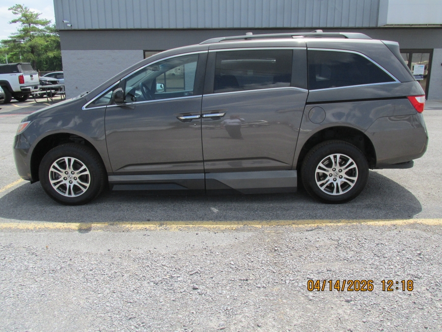 Brown Honda Odyssey image number 3