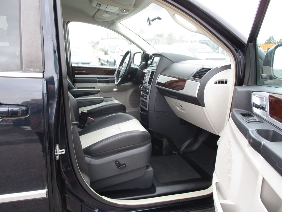 2010 CHRYSLER TOWN AND COUNTRY - Image 10