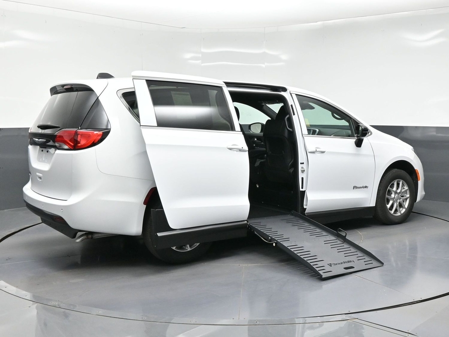 New 2026 Chrysler Voyager LX - BraunAbility Side Entry Fold Out Manual Ramp