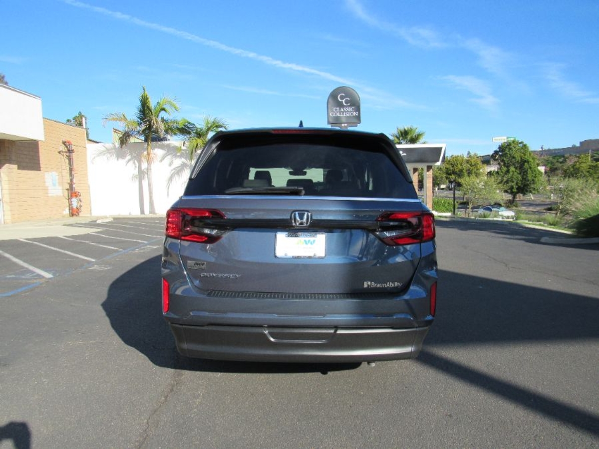 Blue Honda Odyssey image number 3