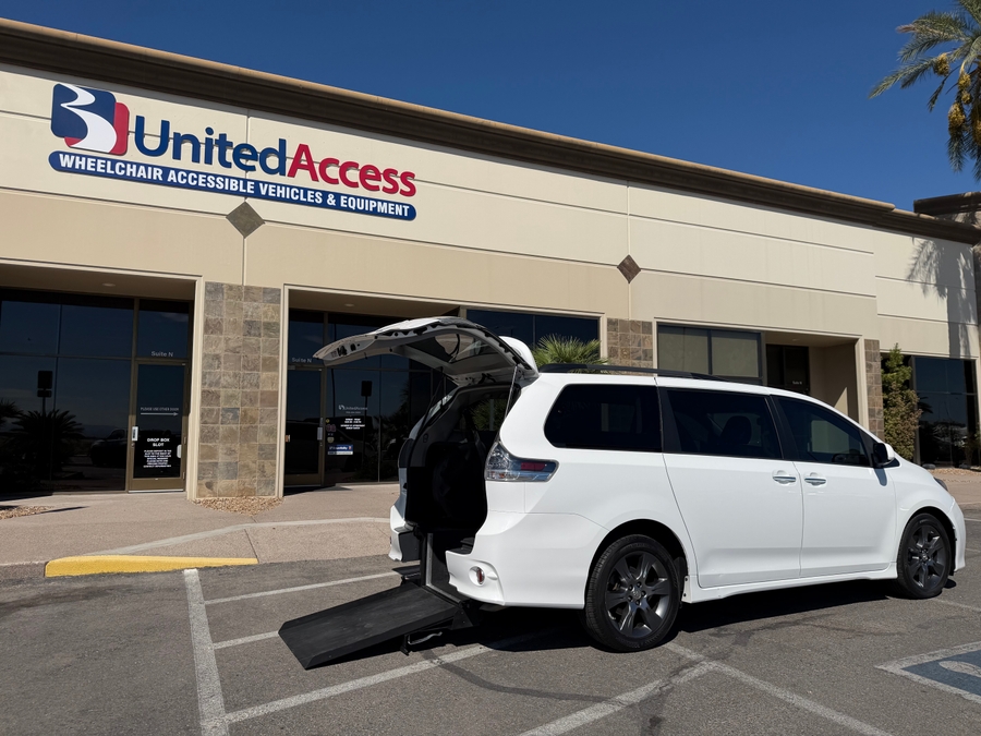 Used 2015 Toyota Sienna SE - Freedom Rear Entry Fold Out Automatic Ramp
