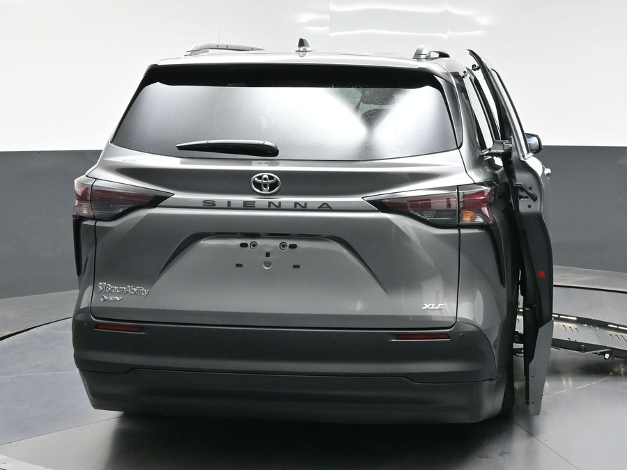 New 2026 Toyota Sienna Hybrid XLE Base - BraunAbility Side Entry Fold Out Automatic Ramp