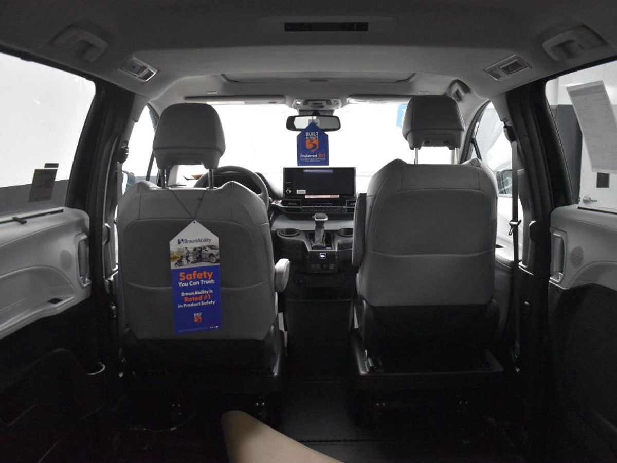 Black Toyota Sienna image number 14