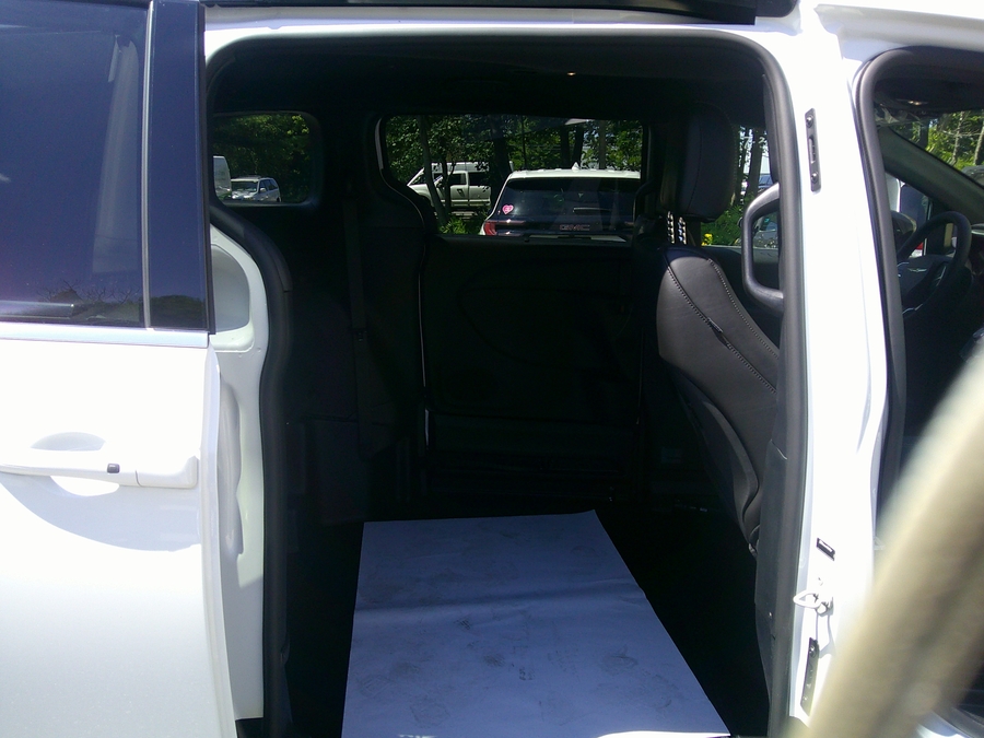 White Chrysler Voyager image number 16