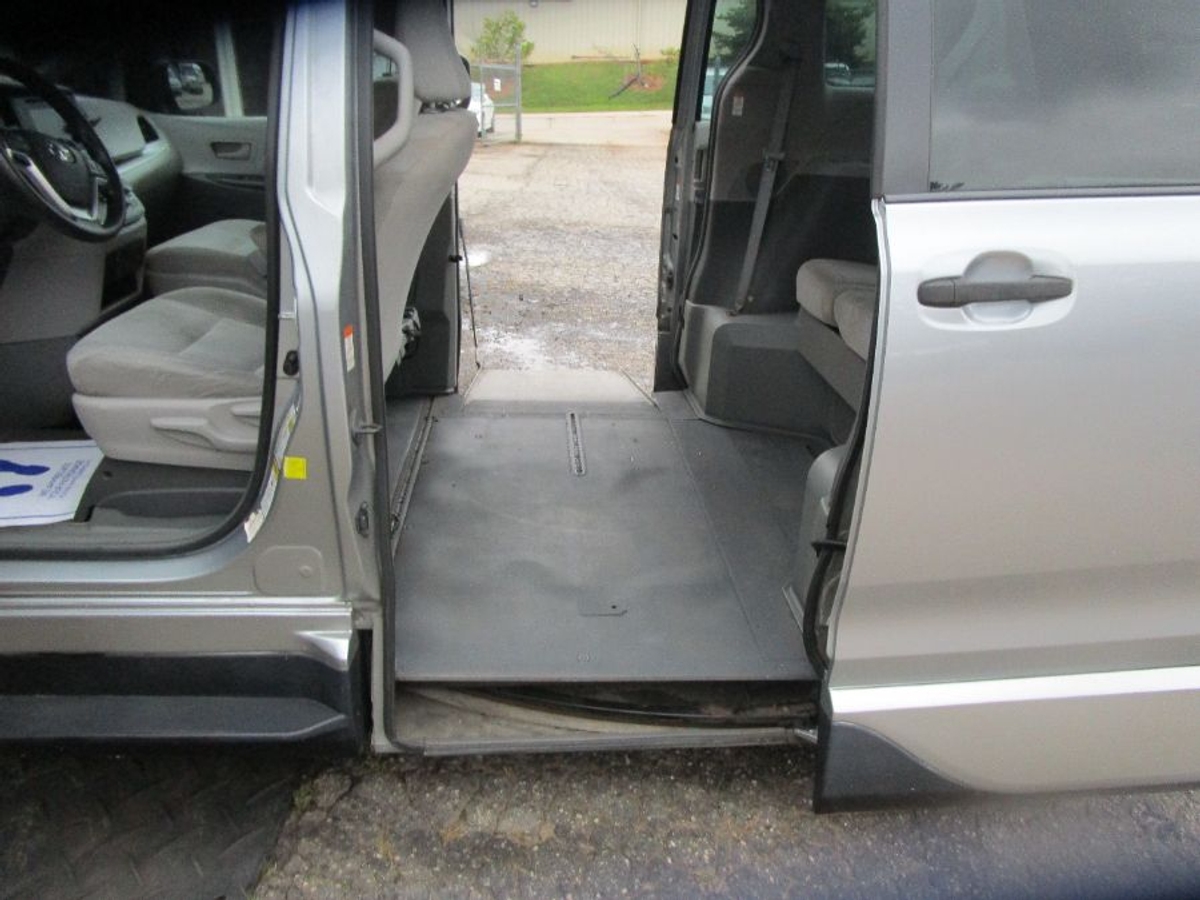 2015 TOYOTA SIENNA - Image 6