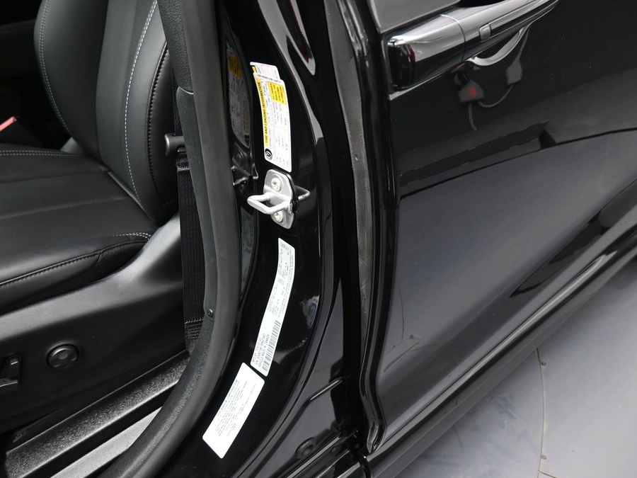 Black Chrysler Pacifica image number 16