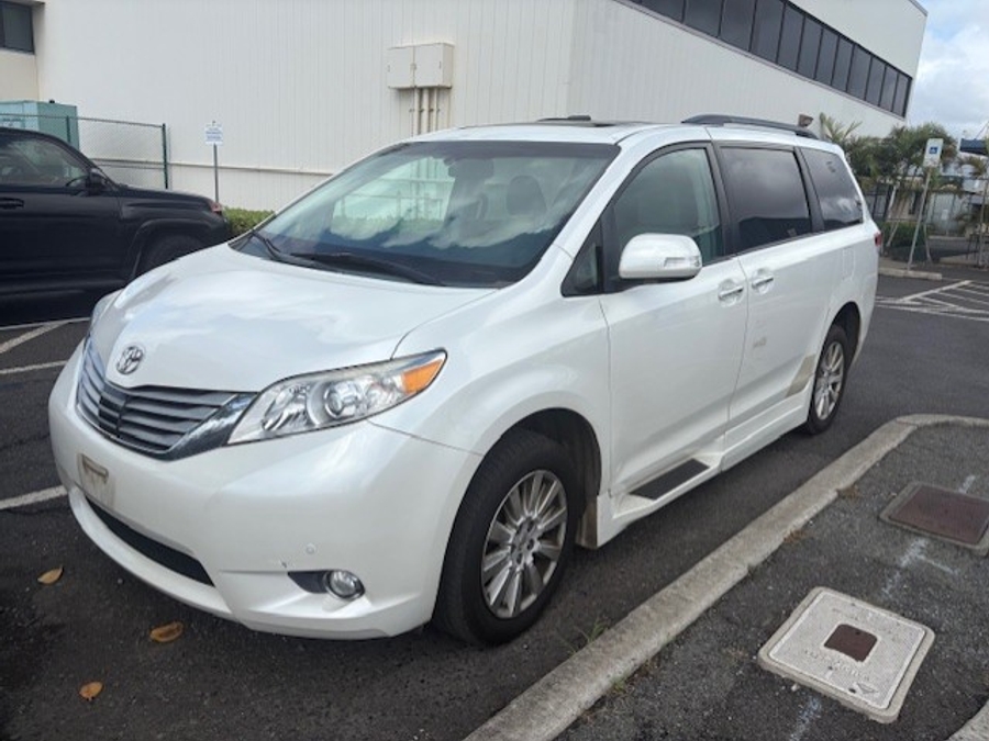 Used 2013 Toyota Sienna Limited - BraunAbility Side Entry Entry Fold Out Automatic Ramp