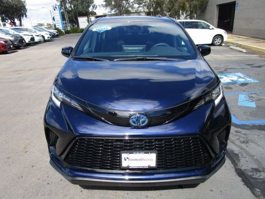 New 2025 Toyota Sienna Hybrid XSE Sport - BraunAbility Side Entry Entry Fold Out Automatic Ramp