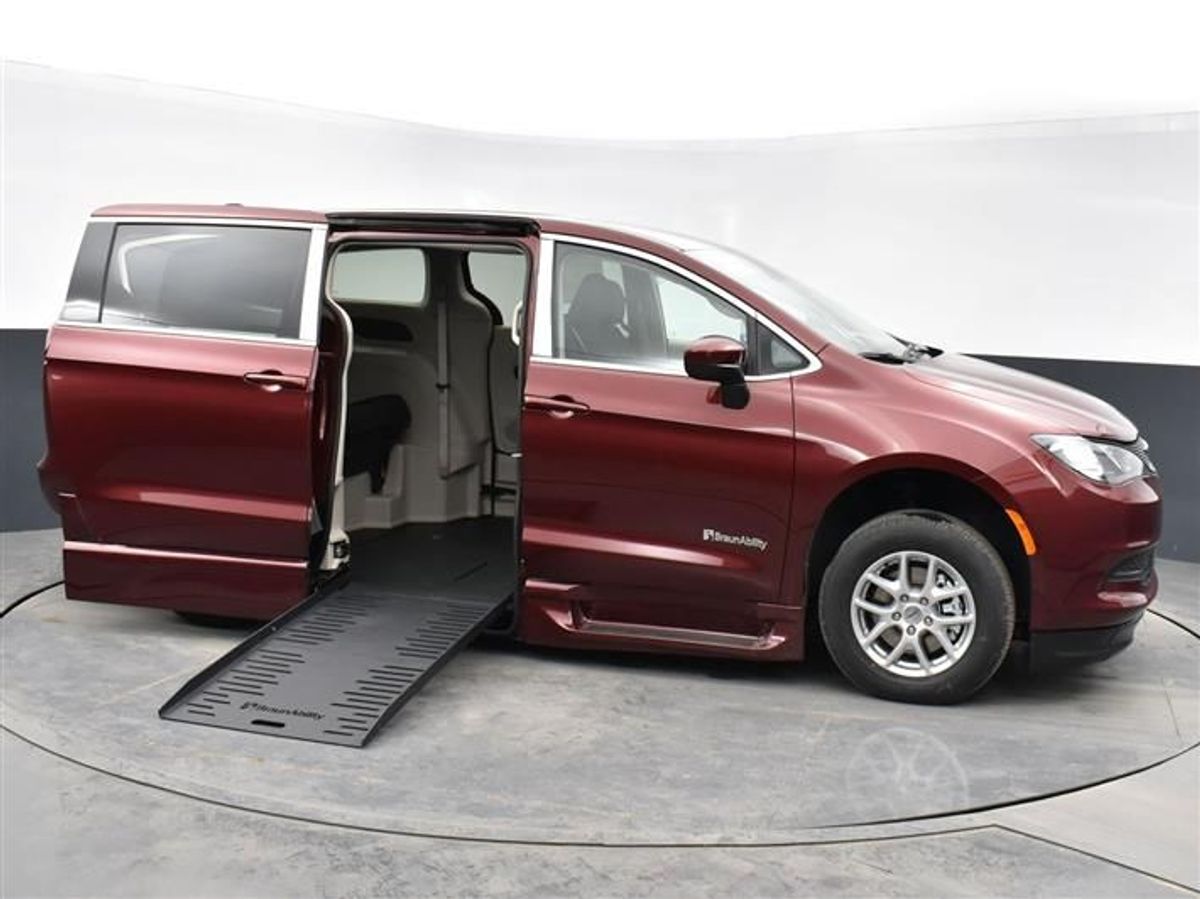 Used 2023 Chrysler Voyager LX's photo