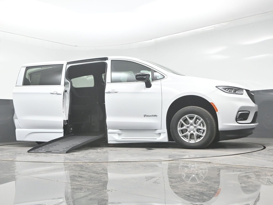 White Chrysler Pacifica image number 18