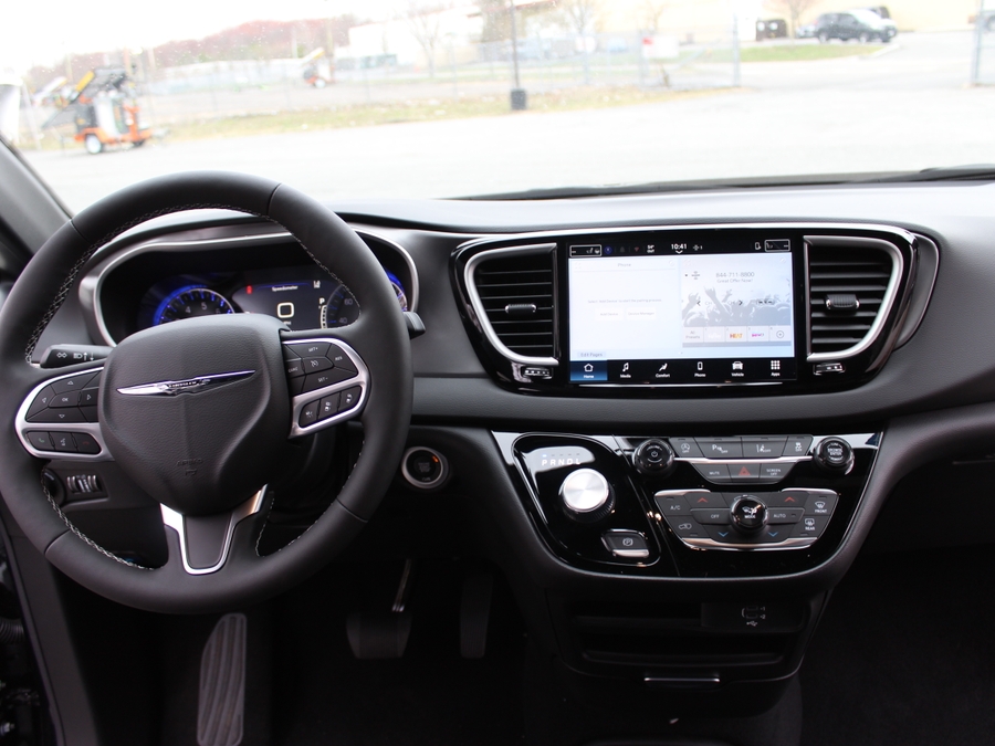 Black Chrysler Voyager image number 11