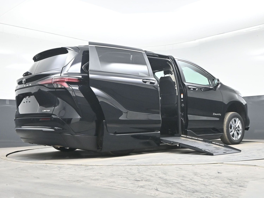 New 2026 Toyota Sienna Hybrid Limited - BraunAbility Side Entry Fold Out Automatic Ramp