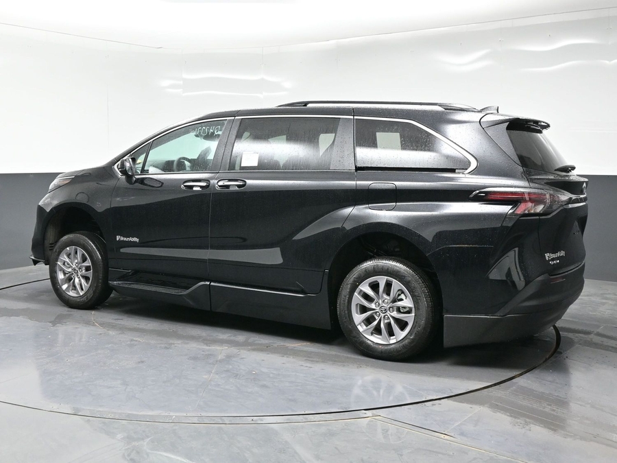Black Toyota Sienna image number 3