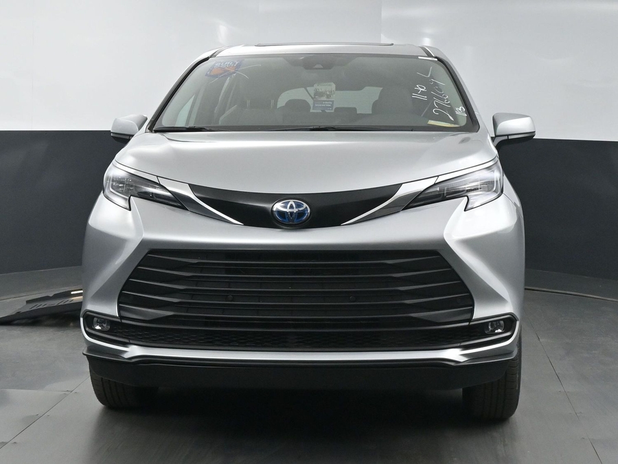 New 2025 Toyota Sienna Hybrid XLE Base - BraunAbility Side Entry Entry Fold Out Automatic Ramp