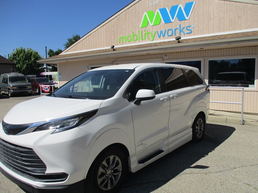 White Toyota Sienna image number 1