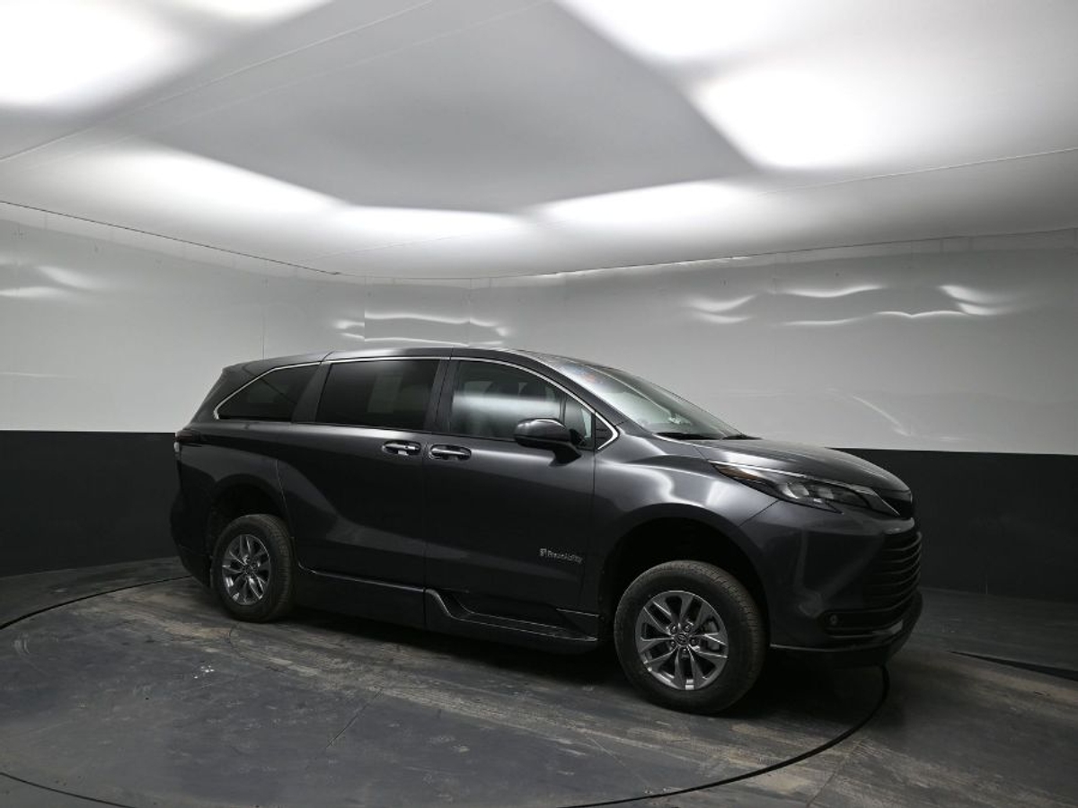 Grey Toyota Sienna image number 17