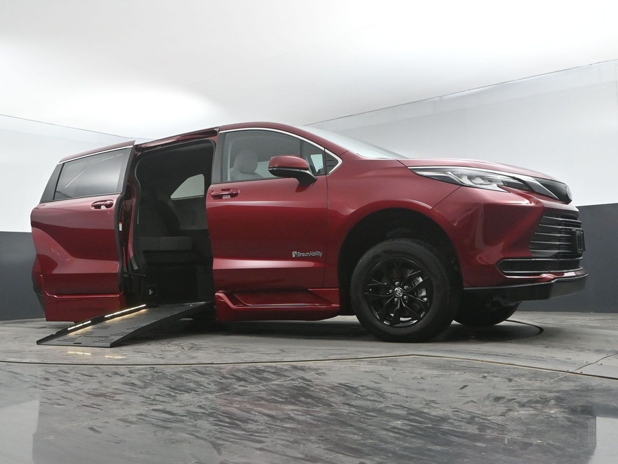 Used 2023 Toyota Sienna Hybrid LE - BraunAbility Side Entry Entry Fold Out Automatic Ramp