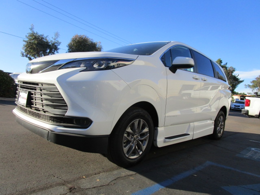 New 2025 Toyota Sienna Hybrid LE AWD w MID ROW - Vantage Mobility Commercial Side Entry Entry In Floor Manual Ramp
