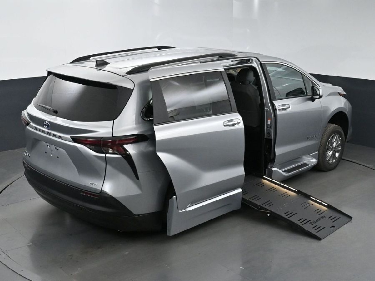 2025 TOYOTA SIENNA - Image 26