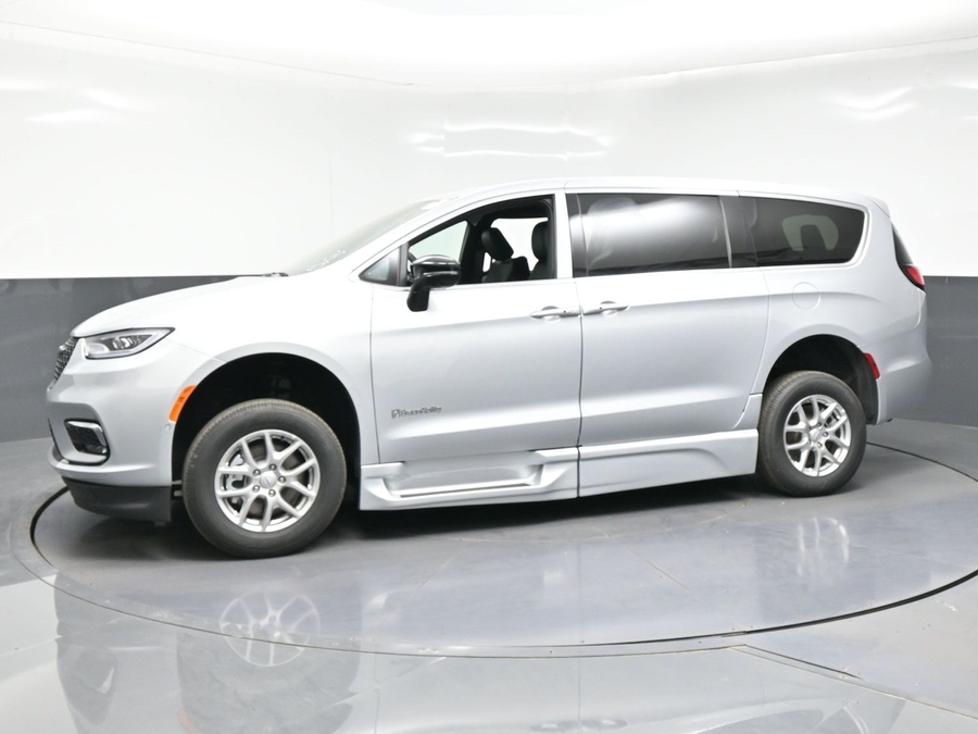 Silver Chrysler Pacifica image number 2