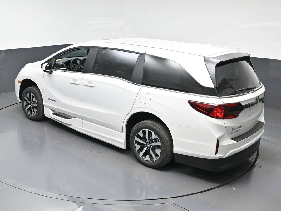 White Honda Odyssey image number 23