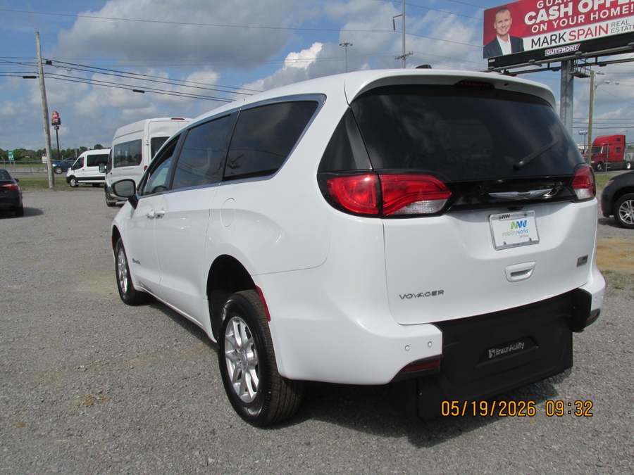 White Chrysler Voyager image number 11