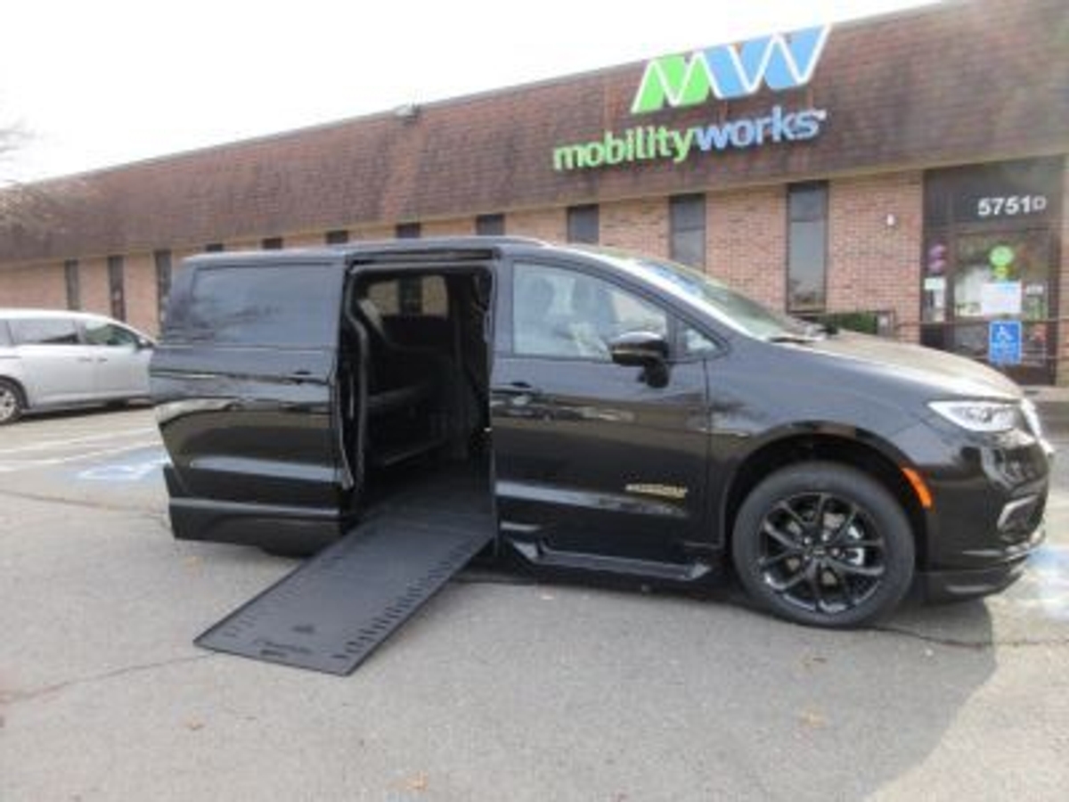 2022 CHRYSLER PACIFICA - Image 4