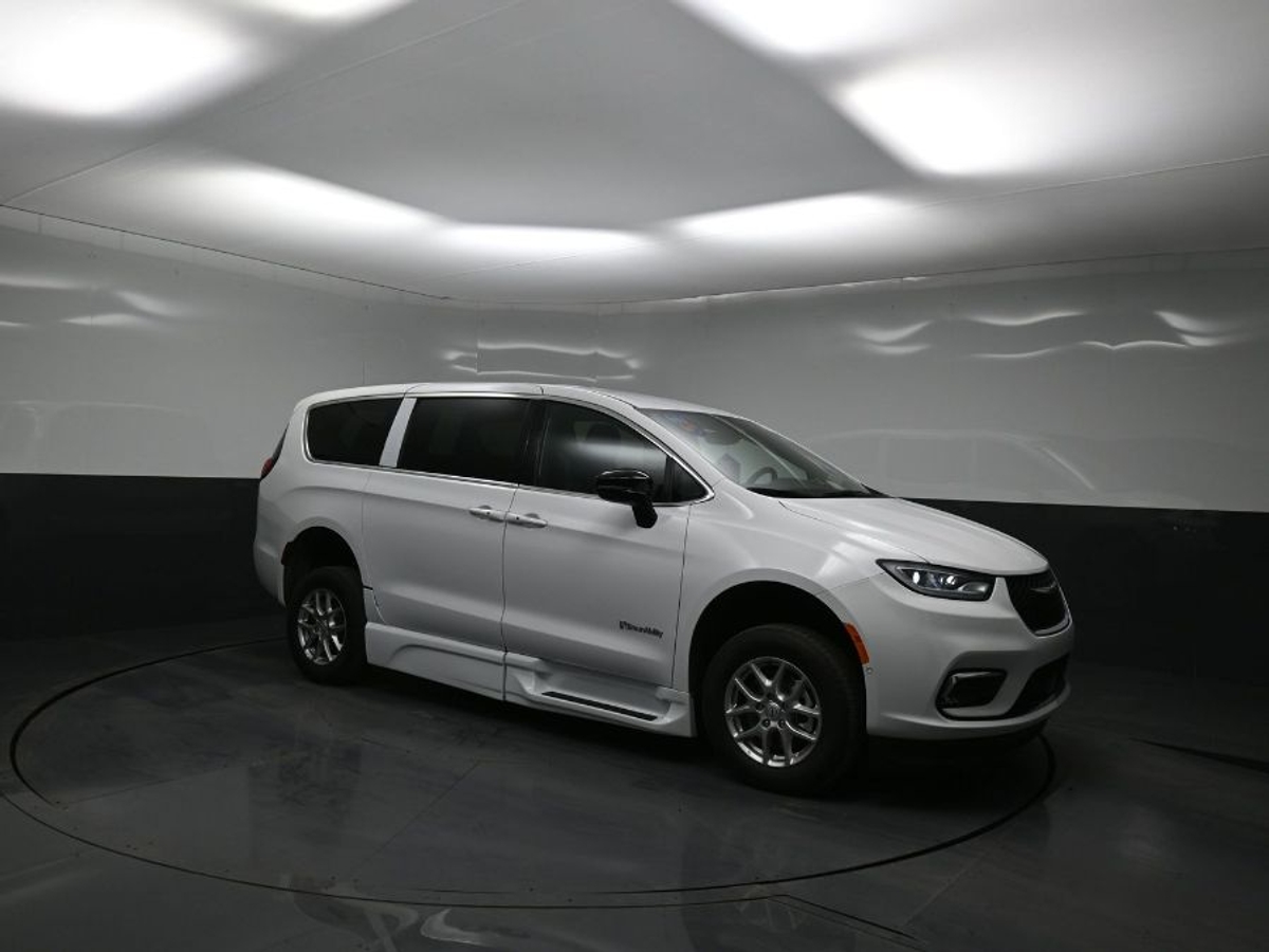 White Chrysler Pacifica image number 20