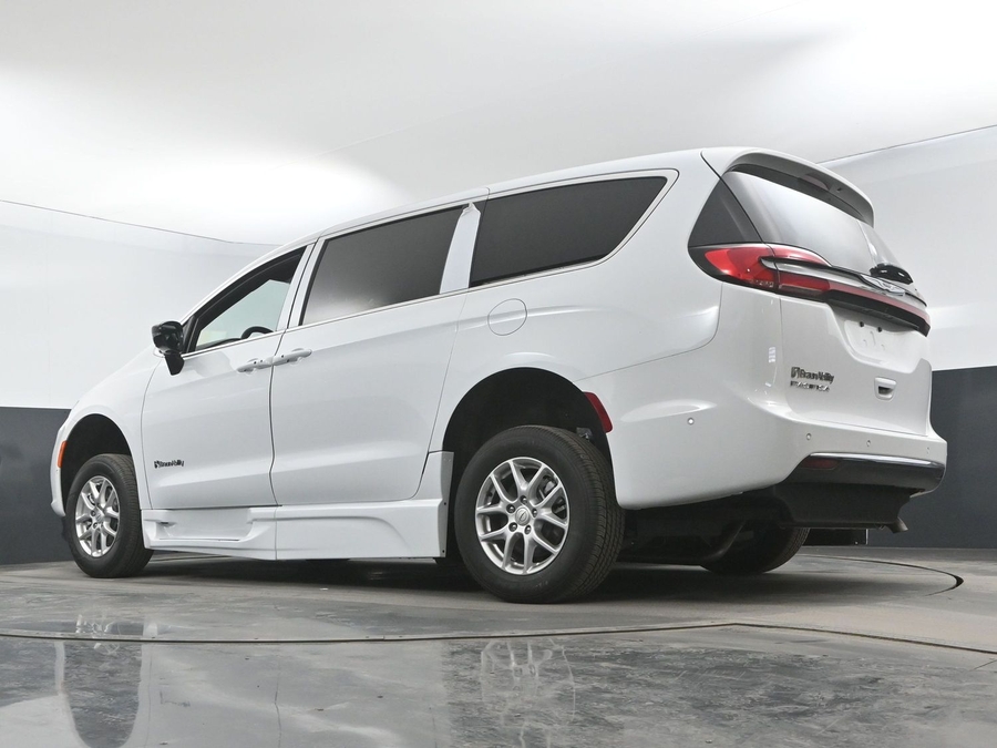 New 2025 Chrysler Pacifica Select Safety - BraunAbility Side Entry Entry Fold Out Automatic Ramp