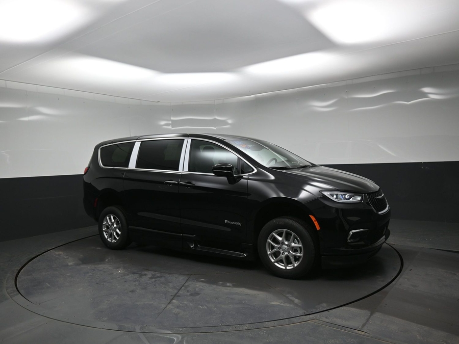 New 2026 Chrysler Pacifica Select Plus - BraunAbility Side Entry In Floor Automatic Ramp