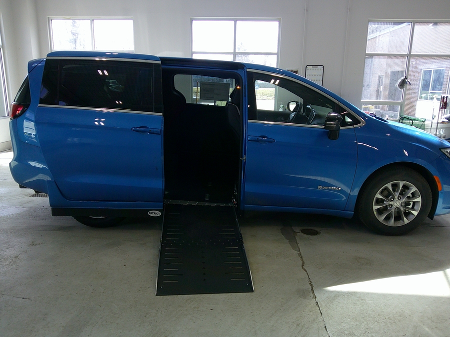 Blue Chrysler Pacifica image number 1