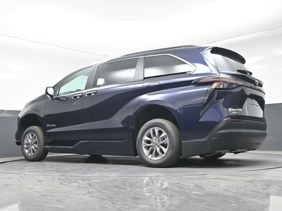 New 2026 Toyota Sienna Hybrid XLE Base - BraunAbility Side Entry Fold Out Automatic Ramp