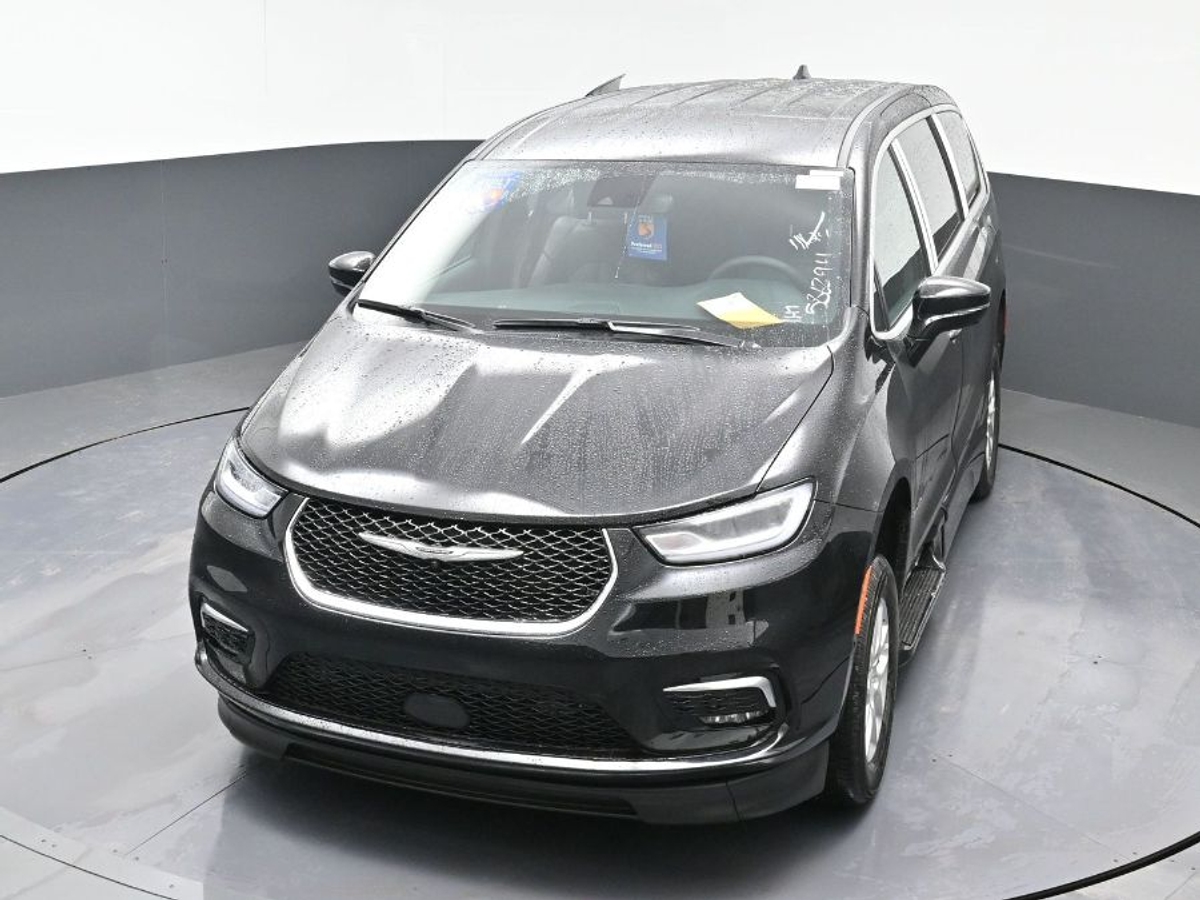 Black Chrysler Pacifica image number 23