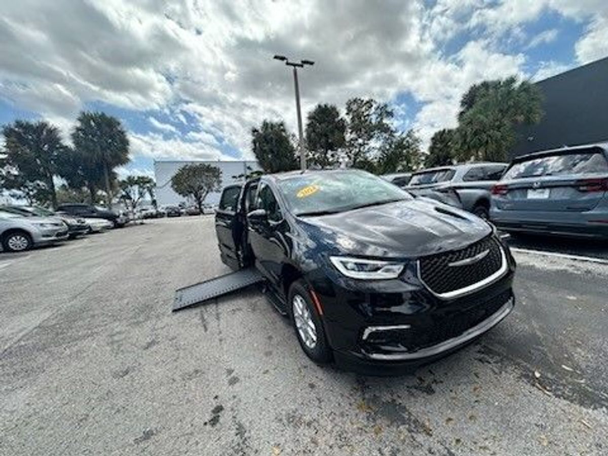 2024 Chrysler Pacifica Touring L - Photo 13