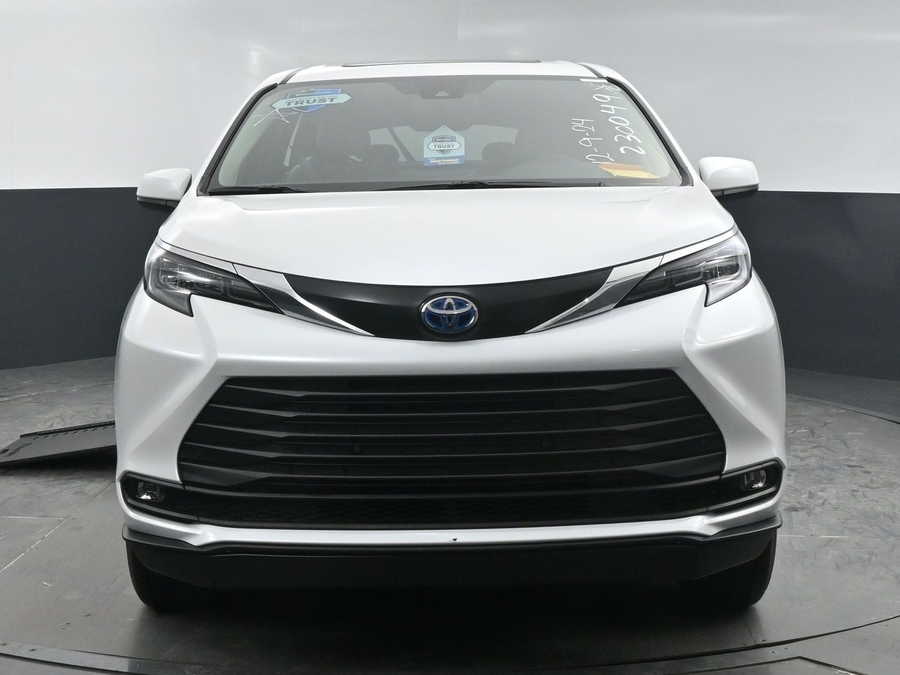 New 2025 Toyota Sienna Hybrid XLE Base - BraunAbility Side Entry Entry In Floor Automatic Ramp