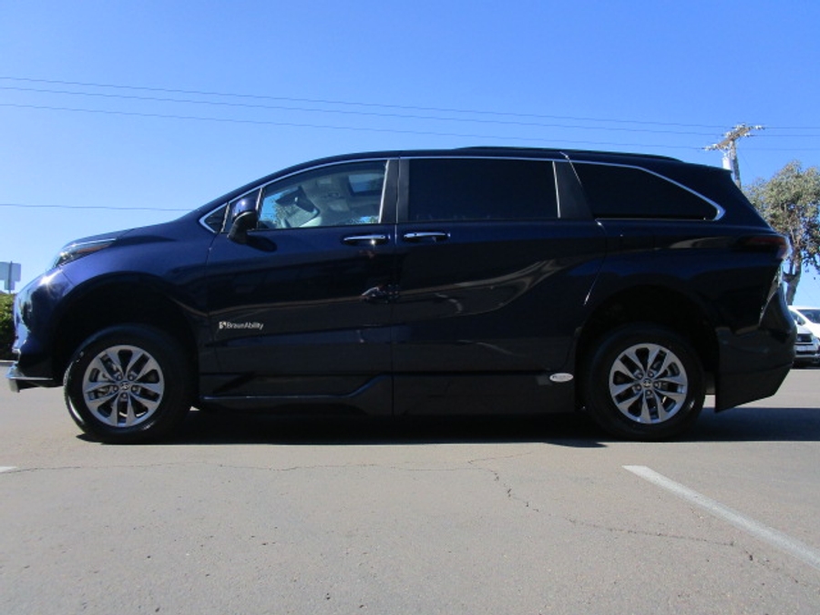 New 2025 Toyota Sienna Hybrid XLE Plus - BraunAbility Side Entry Entry In Floor Automatic Ramp