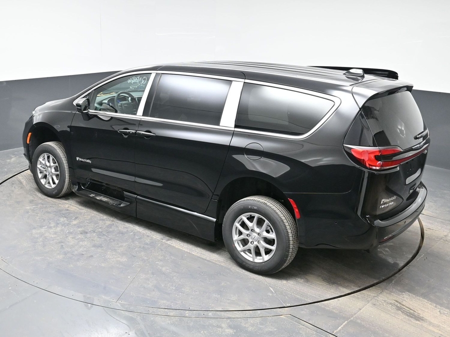 Black Chrysler Pacifica image number 18