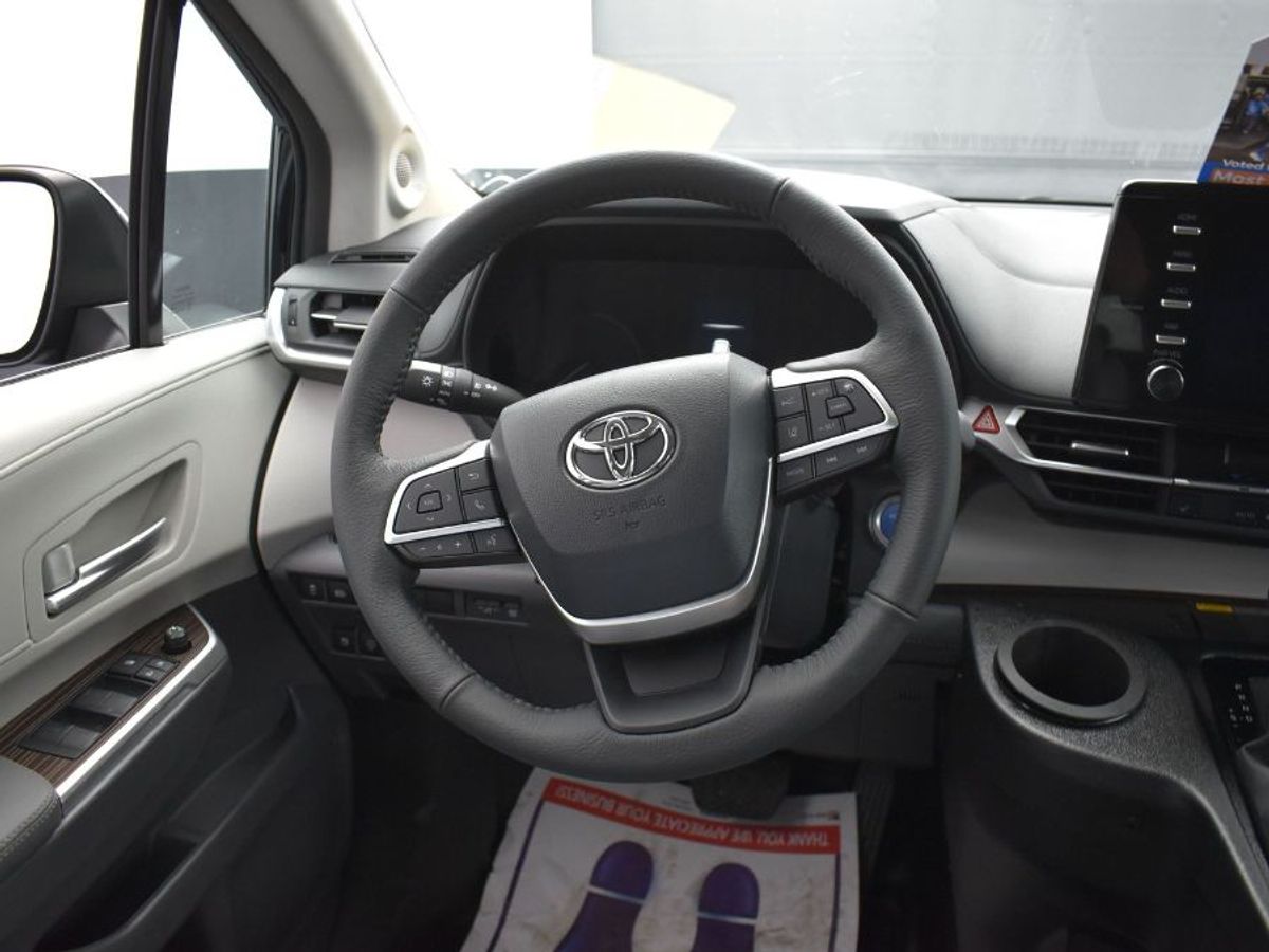 Black Toyota Sienna image number 5