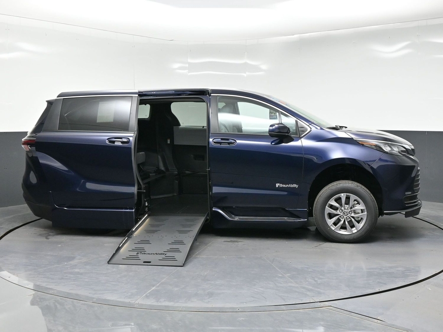 New 2026 Toyota Sienna Hybrid LE - BraunAbility Side Entry Fold Out Automatic Ramp
