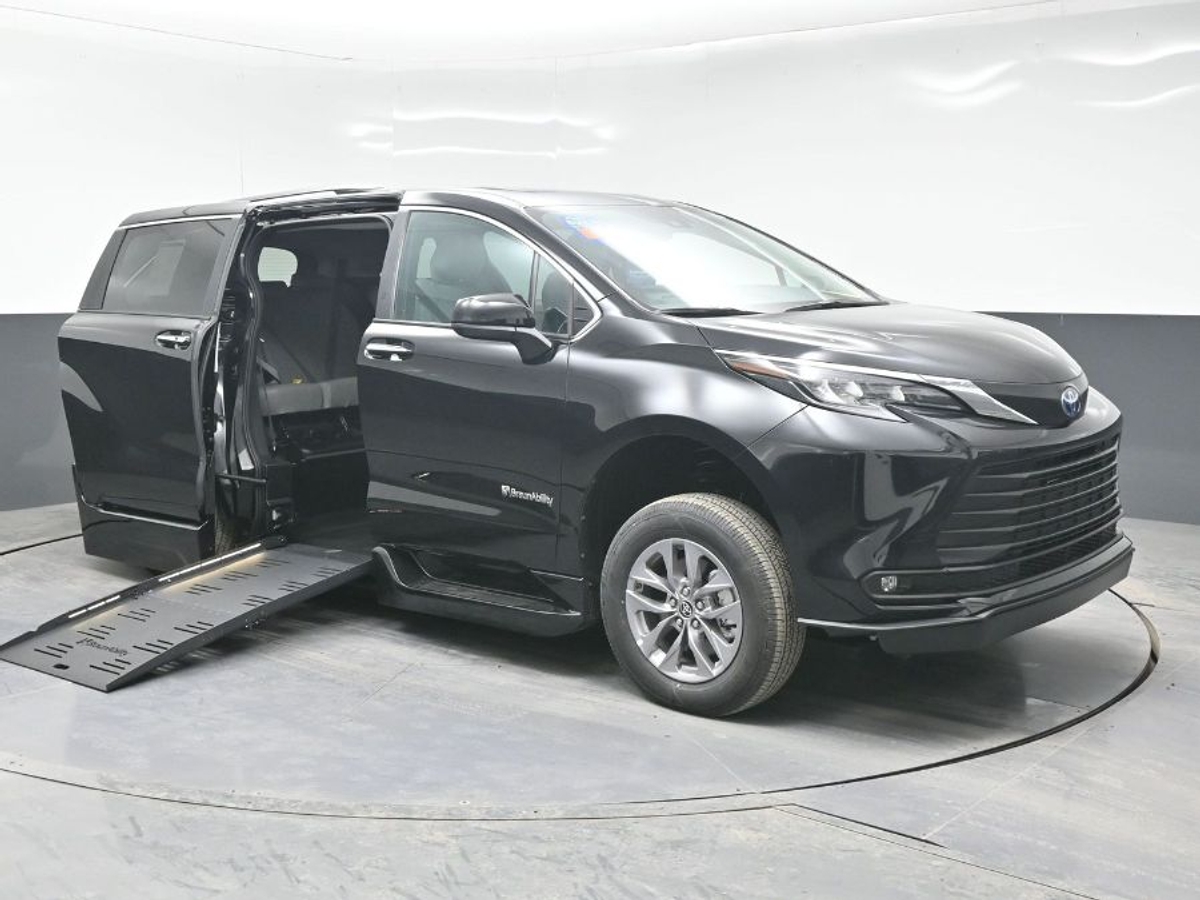 2025 Toyota Sienna XLE's photo