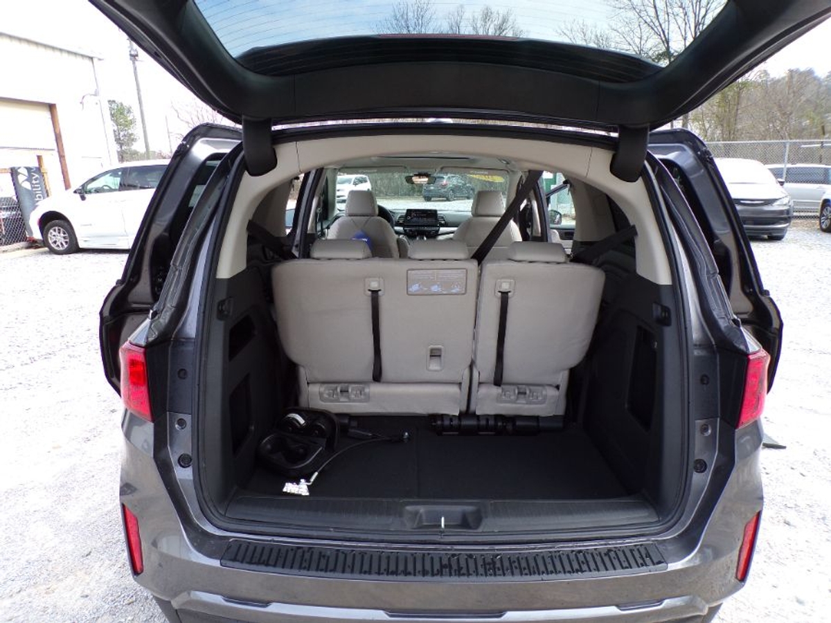 Grey Honda Odyssey image number 7