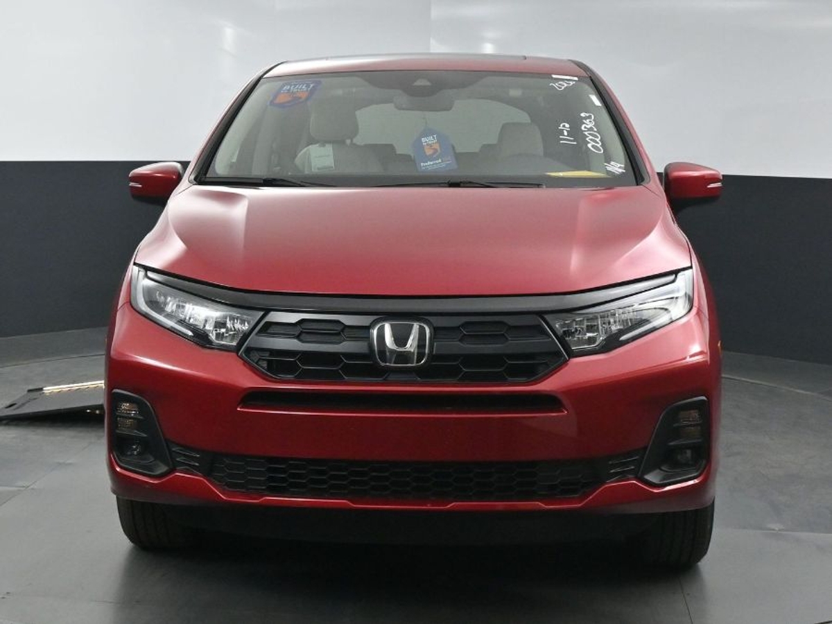 Red Honda Odyssey image number 2