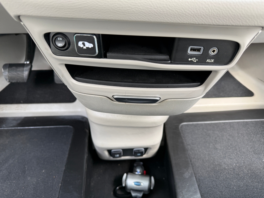 Blue Chrysler Pacifica image number 17