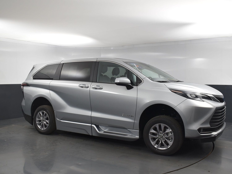 New 2025 Toyota Sienna Hybrid XLE Base - BraunAbility Side Entry Entry Fold Out Automatic Ramp